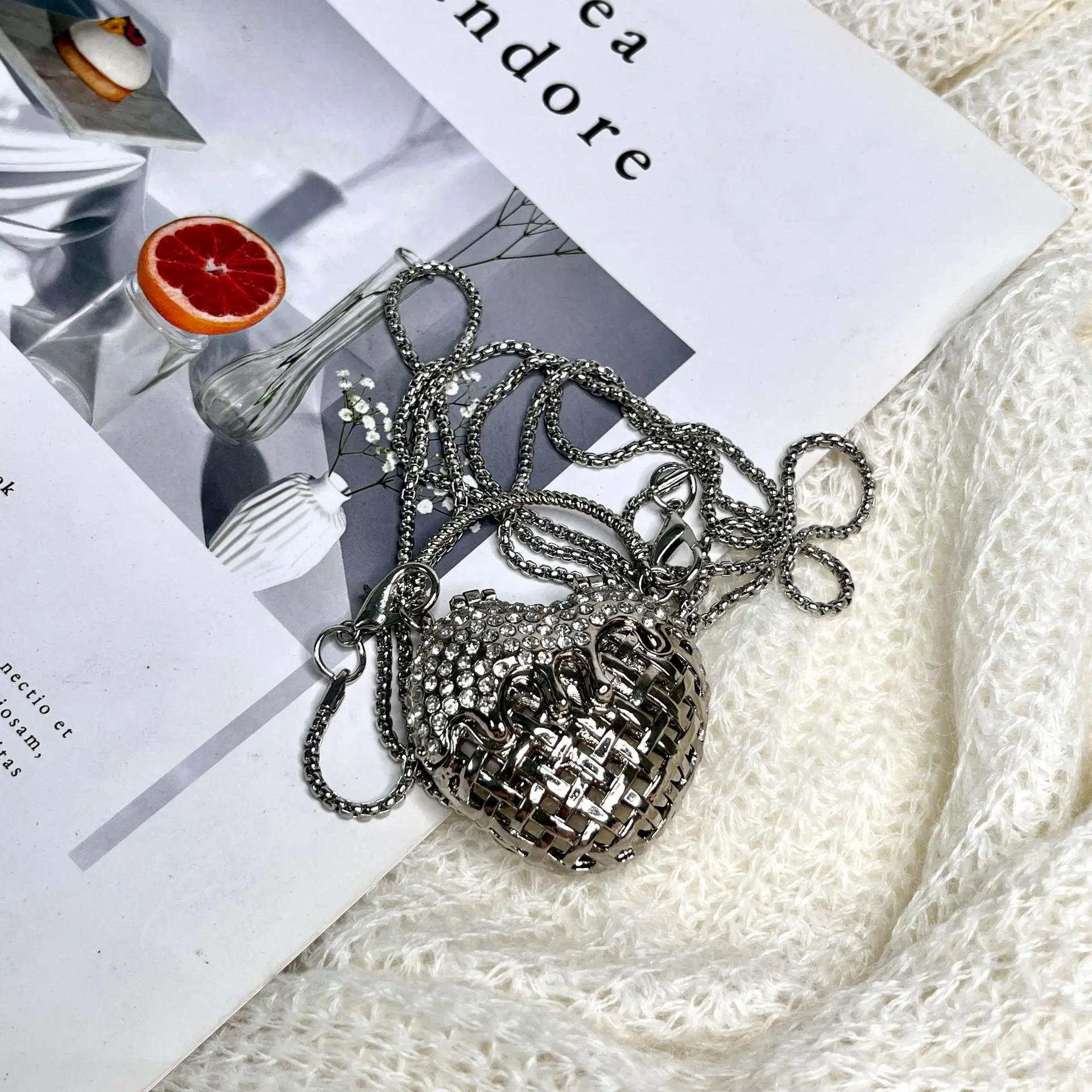 Designer Hollowed Out Heart- H - Women Bags Dkny のレビューと価格